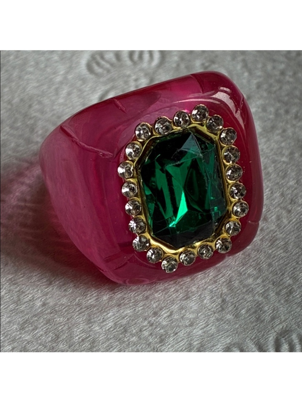 Pink lucite bold chunky summer cocktail party ring with green center stone Sz 8